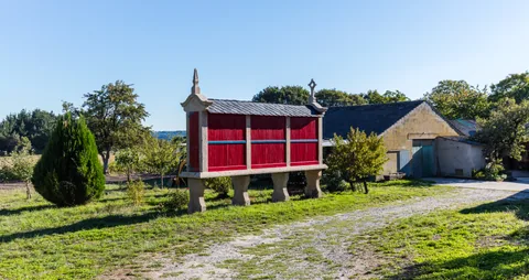 Iglesia de Barbadelo y mojón en el Camino de Santiago Francés cerca de Sarria