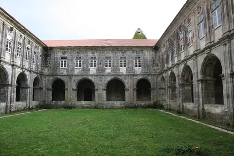 Claustro de los Medallones del monasterio de Santa María de Sobrado, en Sobrado dos Monxes (A Coruña), final de la etapa Baamonde-Sobrado del Camino del Norte