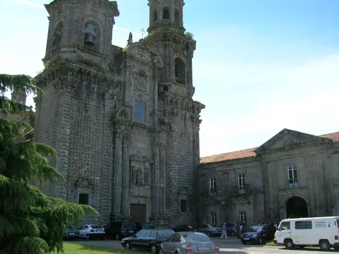Fachada barroca del monasterio de Santa María de Sobrado dos Monxes, final de la etapa Baamonde-Sobrado del Camino del Norte, con sus dos torres y la portada de piedra granítica