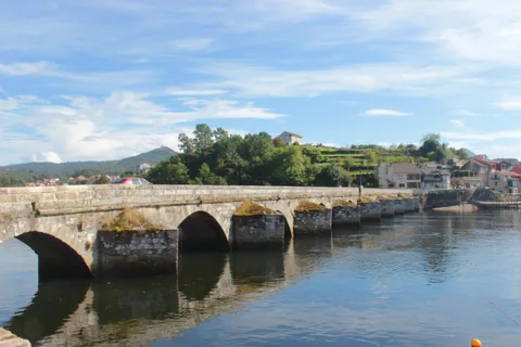 Puente medieval de Pontesampaio sobre el río Verdugo, escenario de la batalla de 1809 contra Napoleón