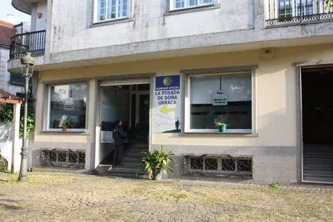 Calle peregrina en Caldas de Reis, villa termal en la etapa 23 del Camino Portugués Central