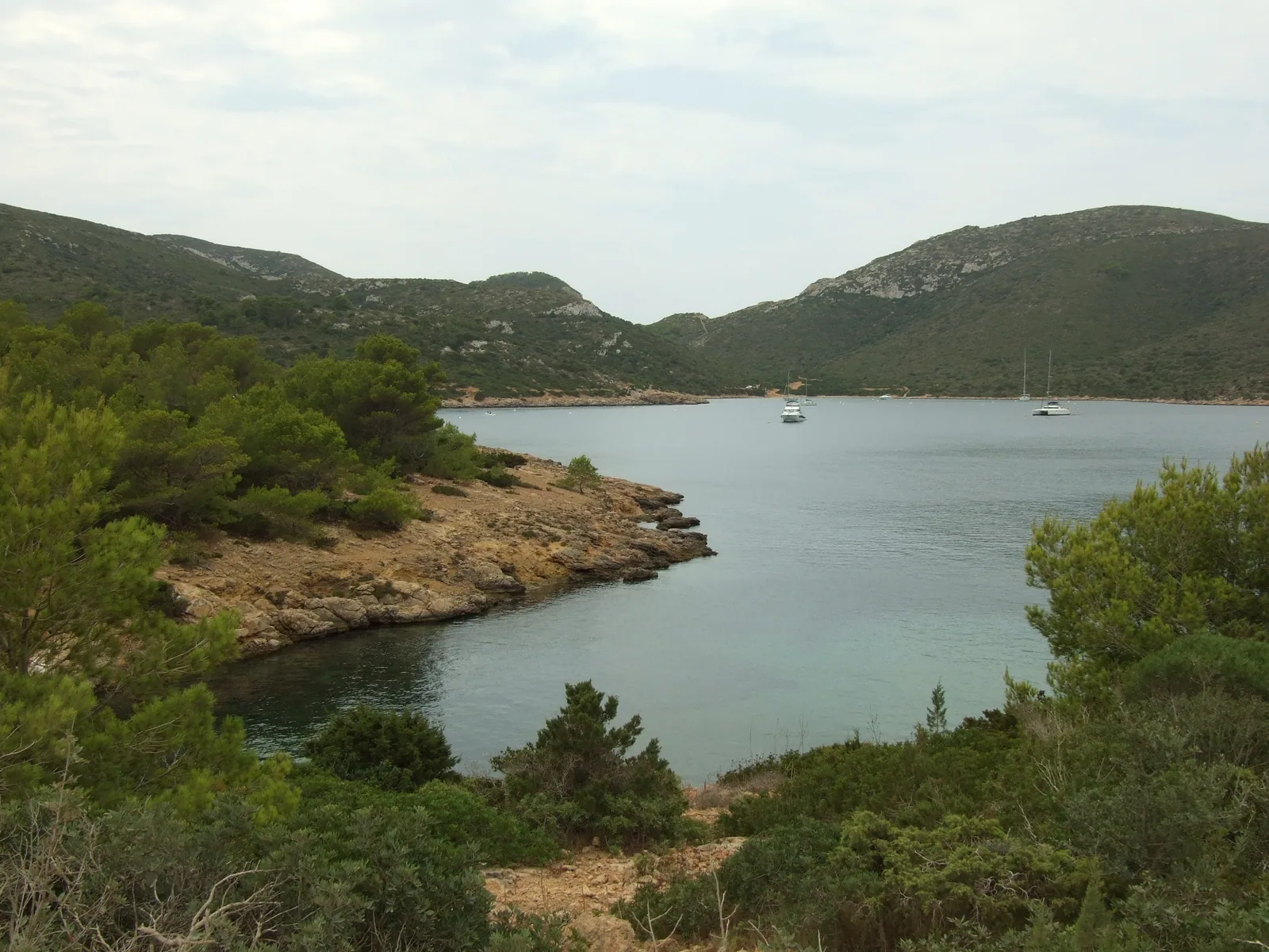 Bahía de la isla de Cabrera con barcos fondeados