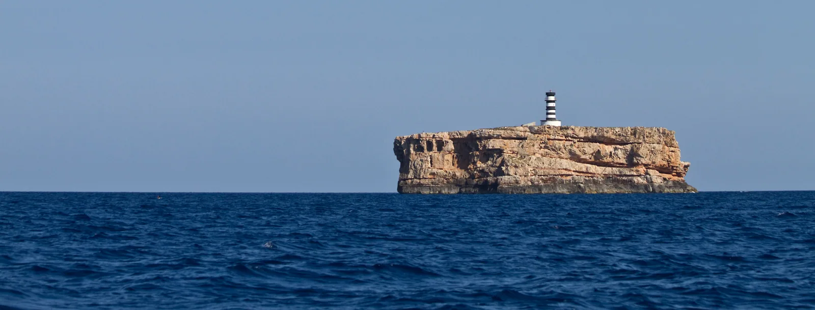 Faro del islote de na Foradada, en el archipiélago de Cabrera