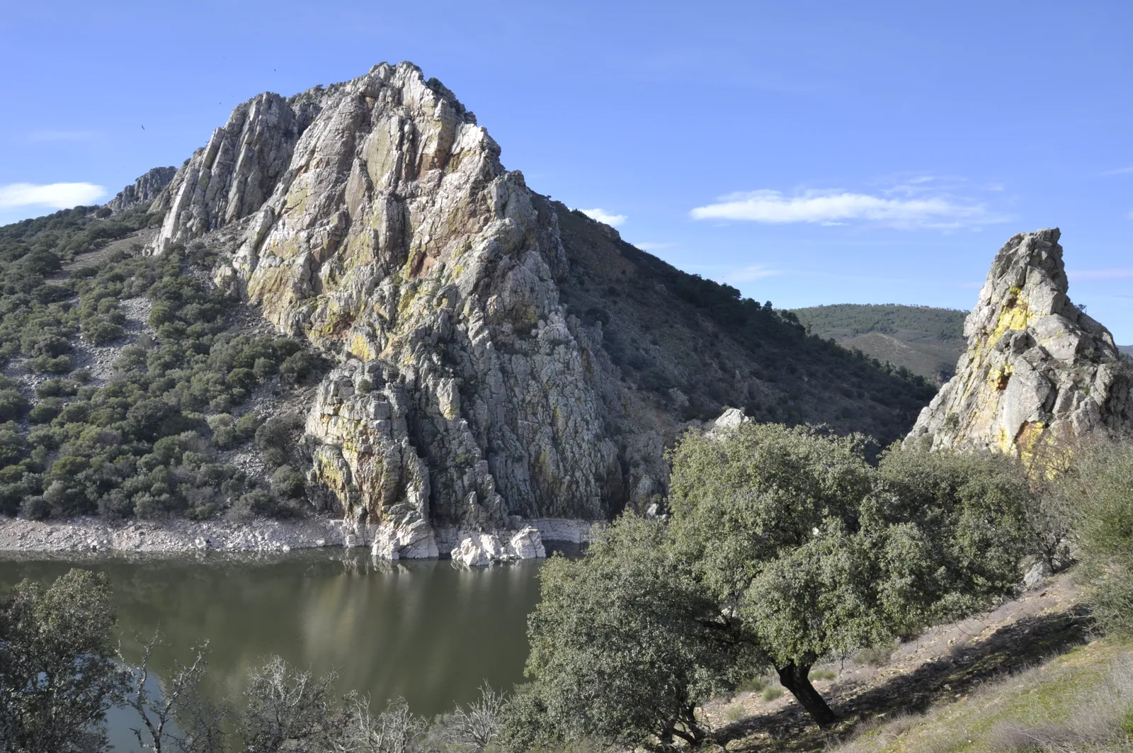 Peña Falcón, frente al mirador del Salto del Gitano, sobre el Tajo