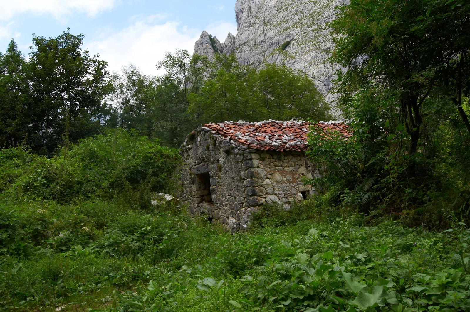 Pueblo de Bulnes en los Picos de Europa, accesible solo por funicular
