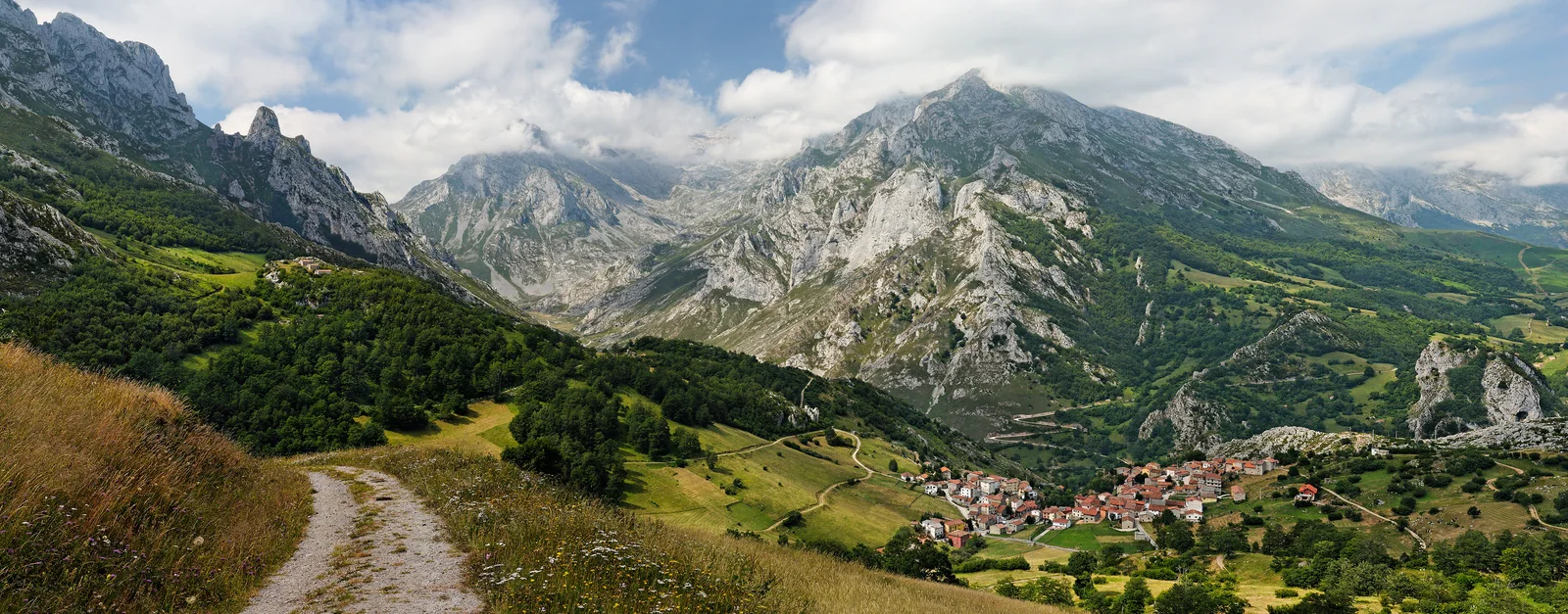 Pueblo de Sotres en el Macizo Central de Picos de Europa