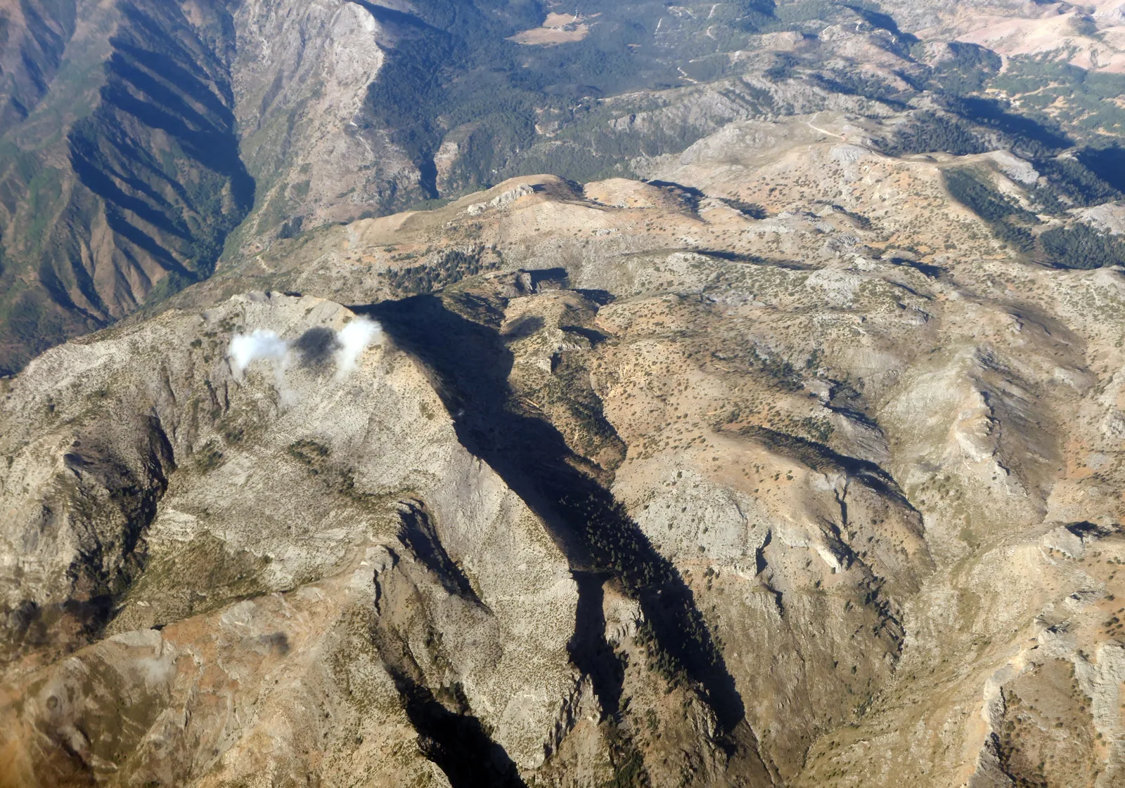 Vista aérea de las cumbres calizas del Parque Nacional de la Sierra de las Nieves