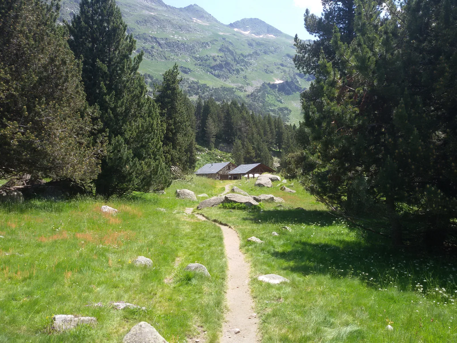 Sendero hacia la cabaña de La Besurta, en el Parque Natural de Posets-Maladeta