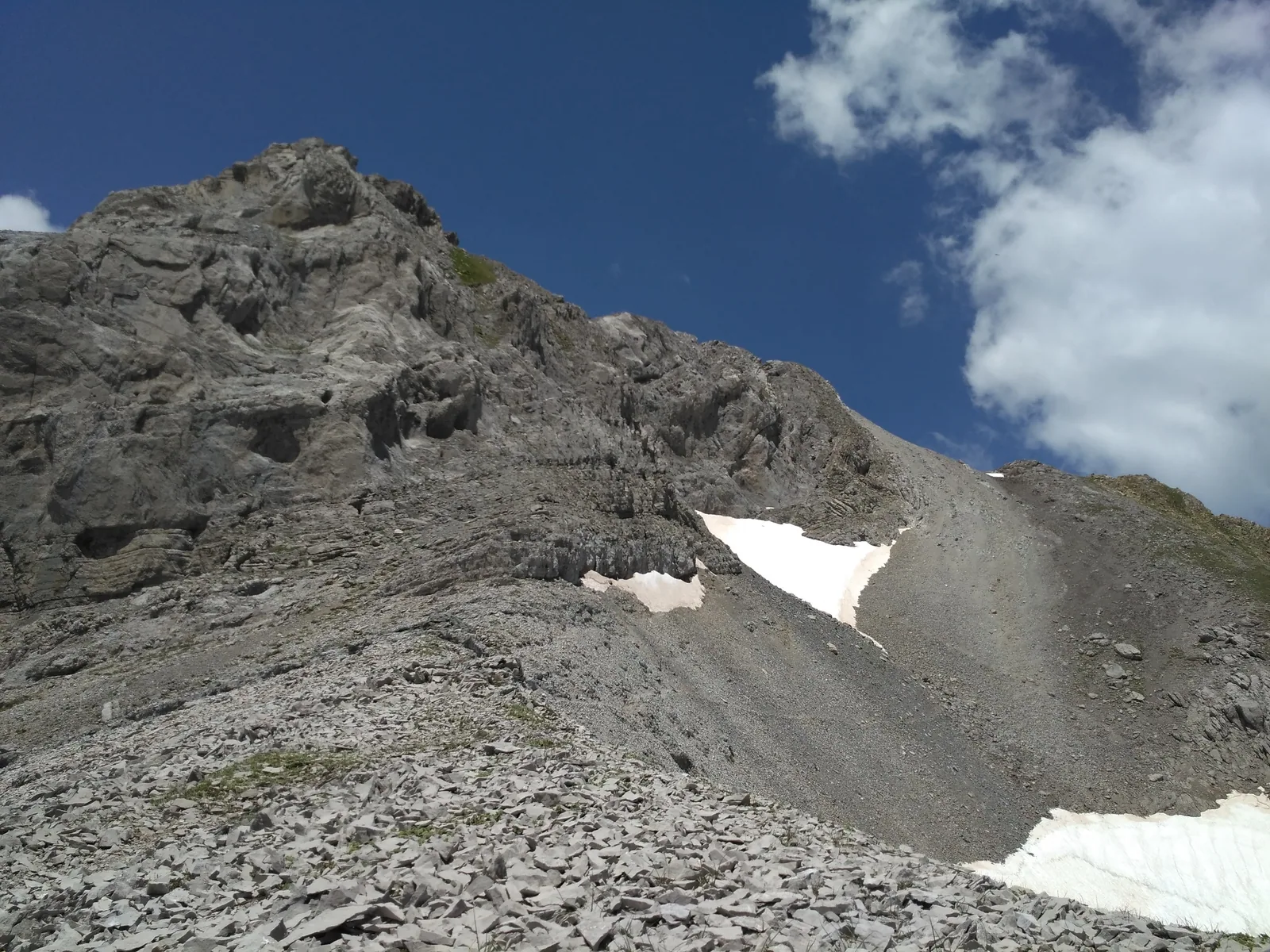 Ladera rocosa del Bisaurín con neveros a principios de verano