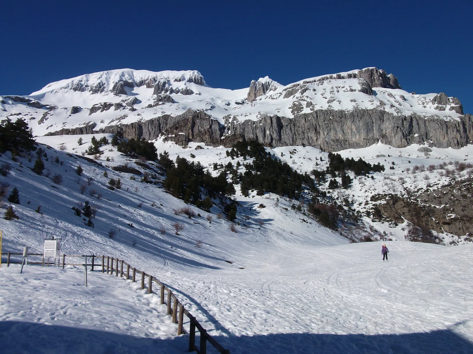 Entorno del refugio de Lizara con nieve, punto de partida hacia el Bisaurín