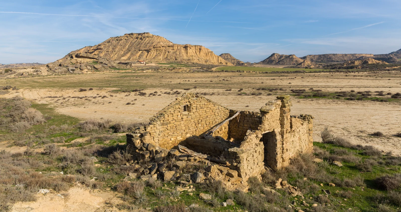 Vista de calidad del paisaje semiárido de las Bardenas Reales, badlands erosionados de la Zona de Especial Conservación