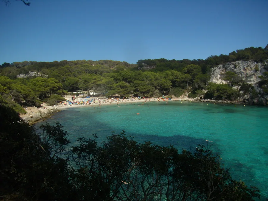 Cala Macarella, arenal y aguas turquesa al final del Camí de Cavalls, Menorca