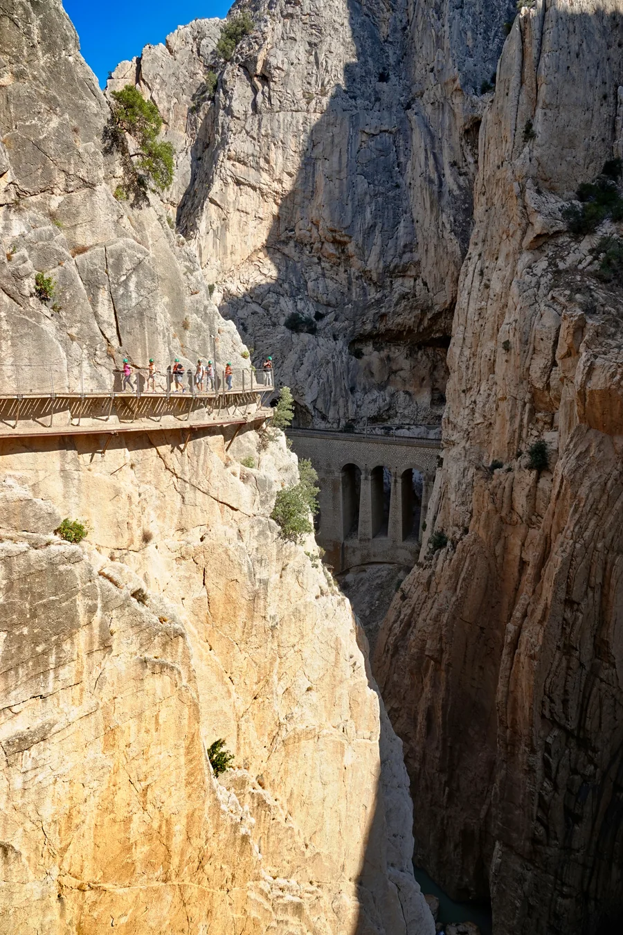 Pasarela del Caminito del Rey colgada en la pared vertical del Desfiladero de los Gaitanes, Málaga