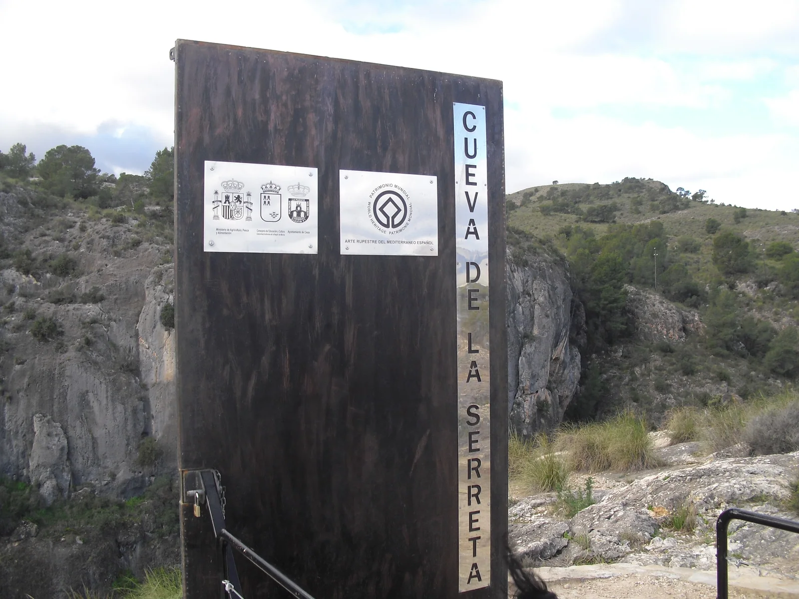 Entorno de la Cueva-Sima de la Serreta, con arte rupestre Patrimonio de la Humanidad, en el Cañón de Almadenes