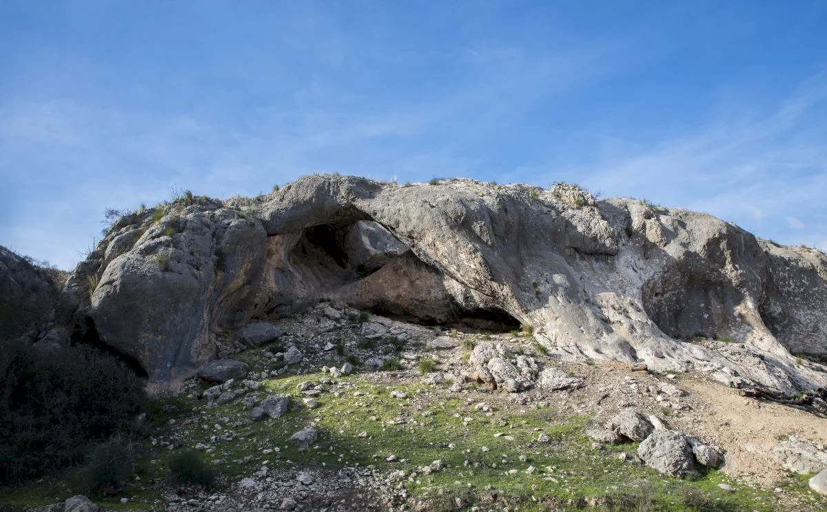Vista frontal de la Cueva del Arco, otra cueva de arte rupestre del cañón, en Cieza