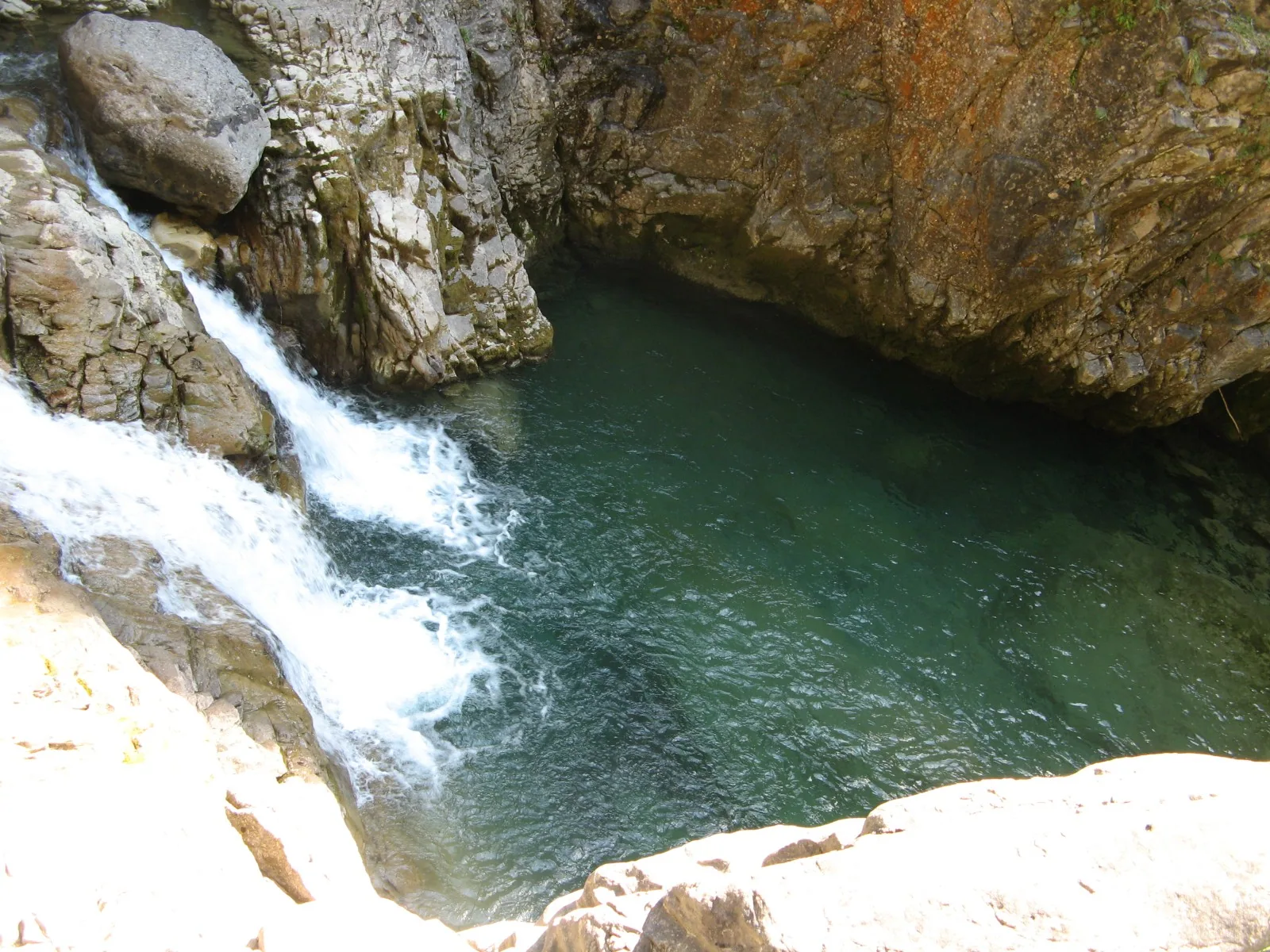 Cascada sobre una poza en el cañón de Añisclo