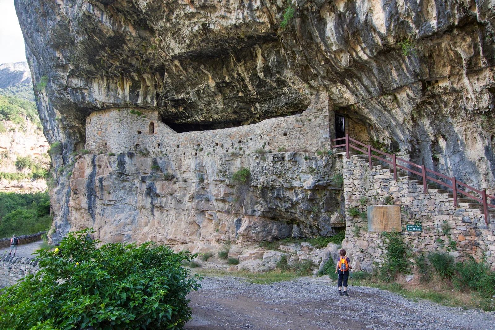 Ermita de San Úrbez, bajo la roca a la entrada del cañón de Añisclo