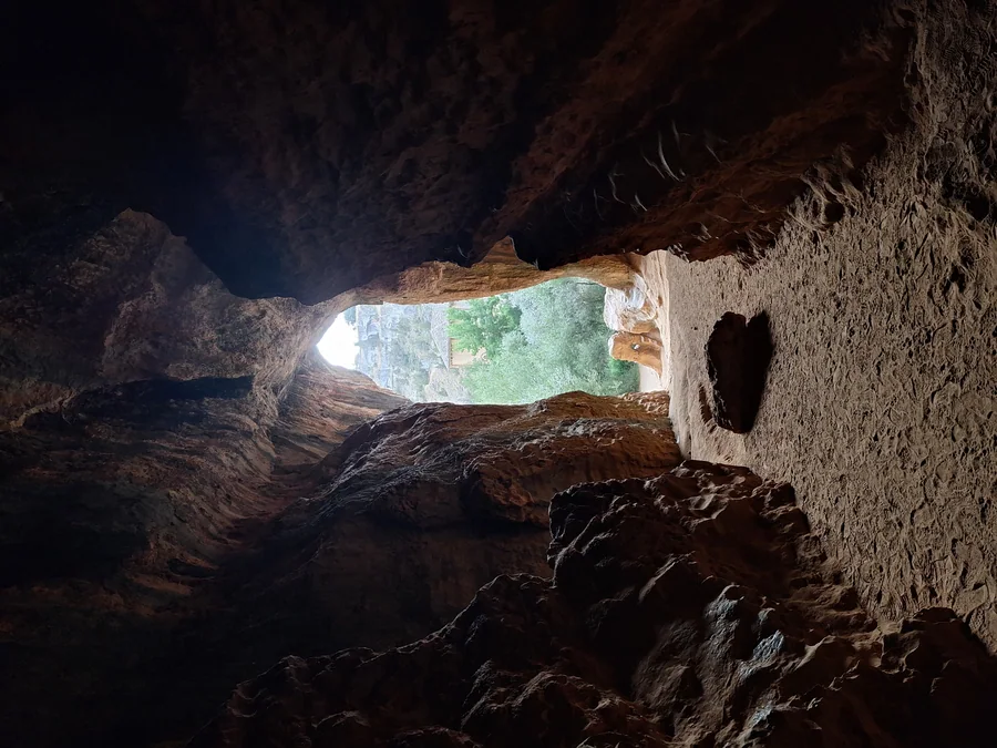 Cueva Grande del Cañón del Río Lobos, oquedad kárstica junto a la ermita
