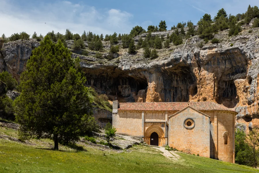 La Ermita de San Bartolomé enmarcada por las paredes del Cañón del Río Lobos, Soria