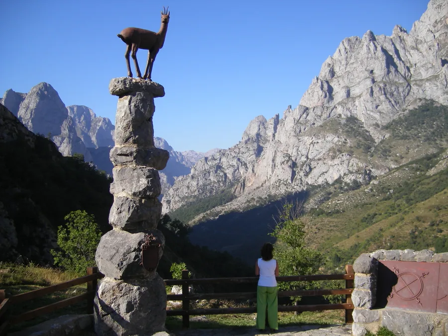 Mirador del Tombo y Senda del Cares excavada en la pared del cañón