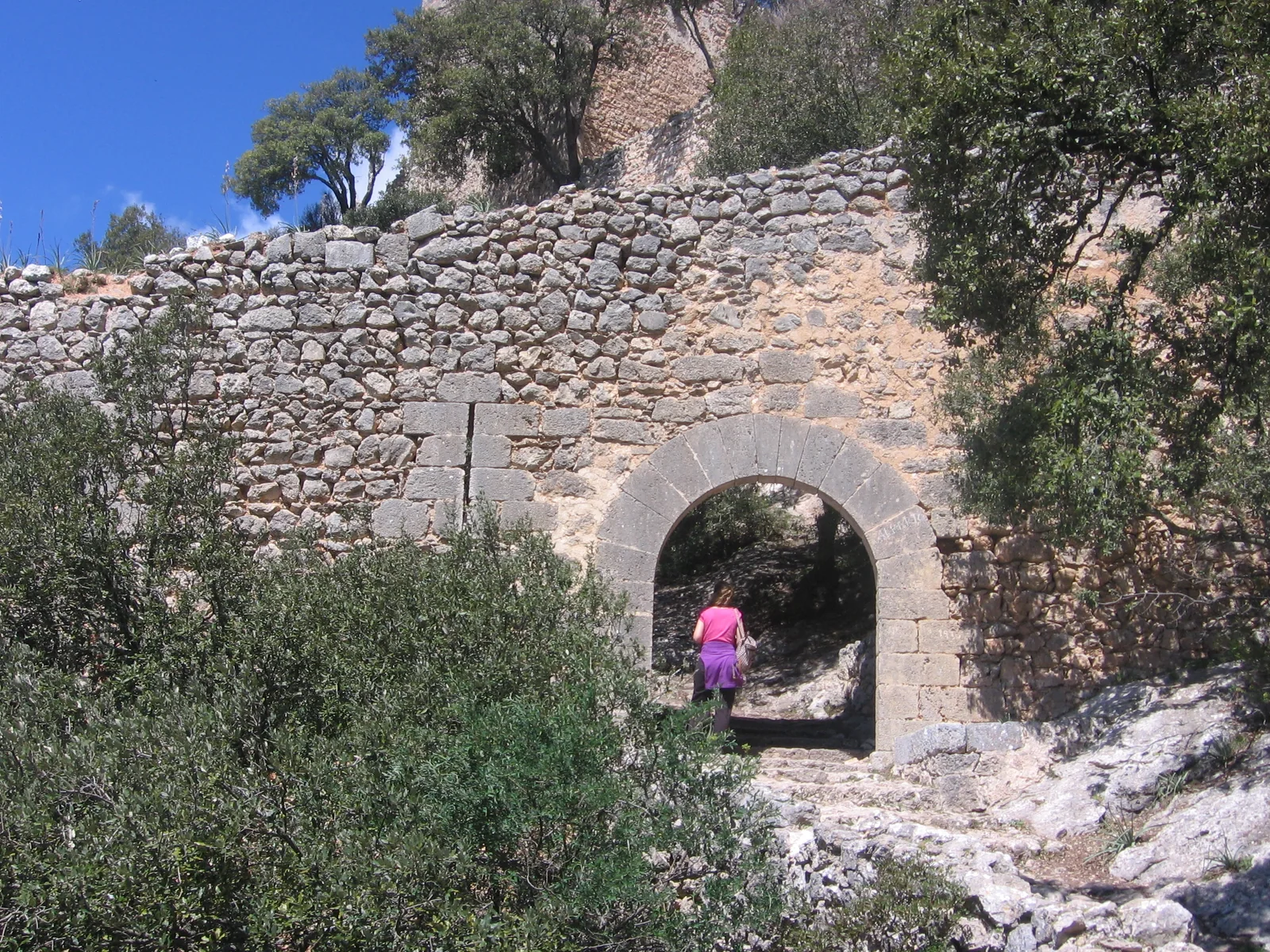 Murallas y torres conservadas del Castell d'Alaro sobre el cantil rocoso, Mallorca, abril de 2012