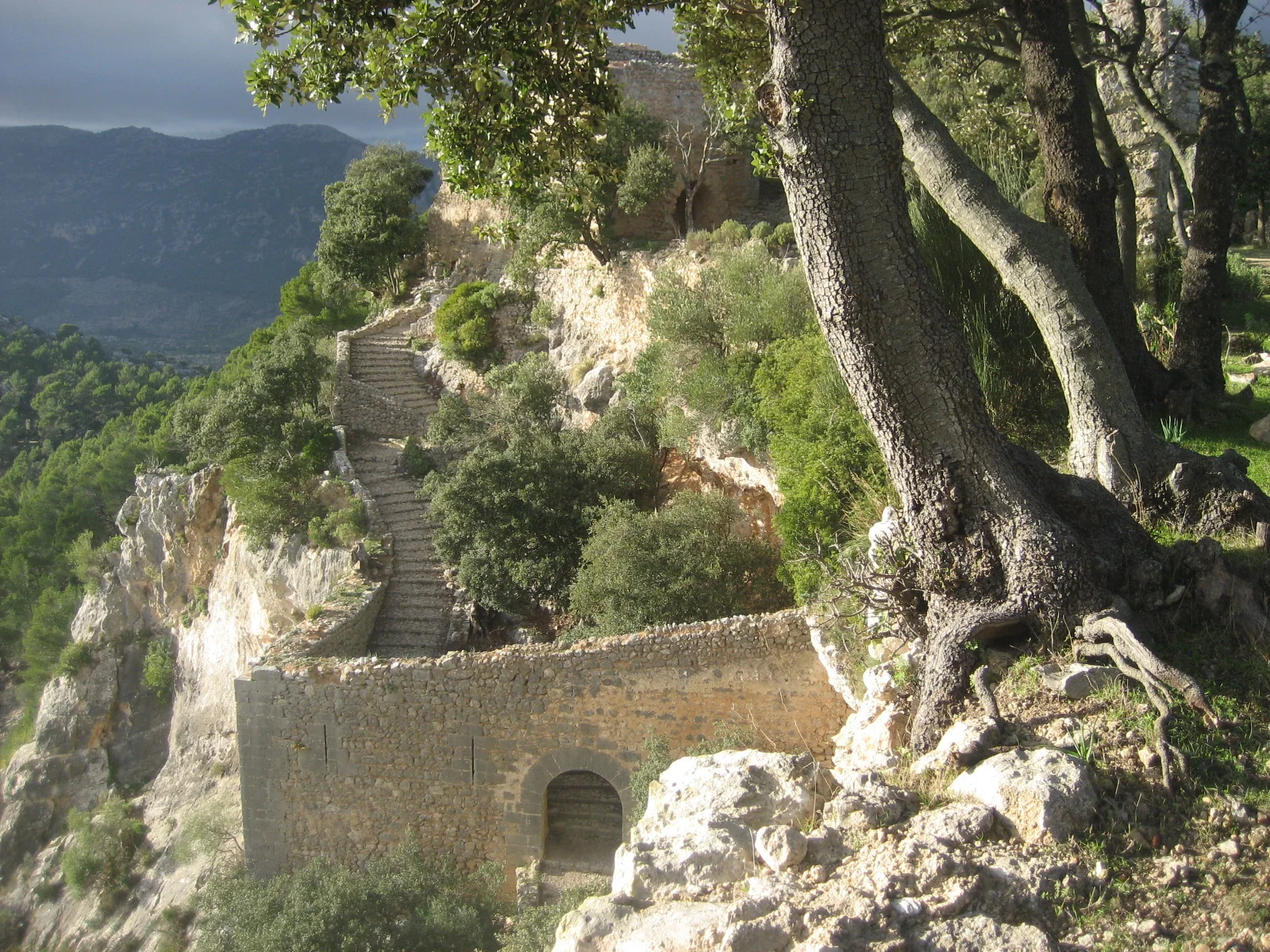 El Castell d'Alaro y su entorno boscoso de la Serra de Tramuntana fotografiado en otoño de 2010