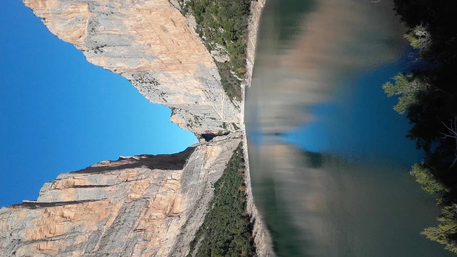 Panorámica del desfiladero de Mont-rebei encajonado entre el Montsec