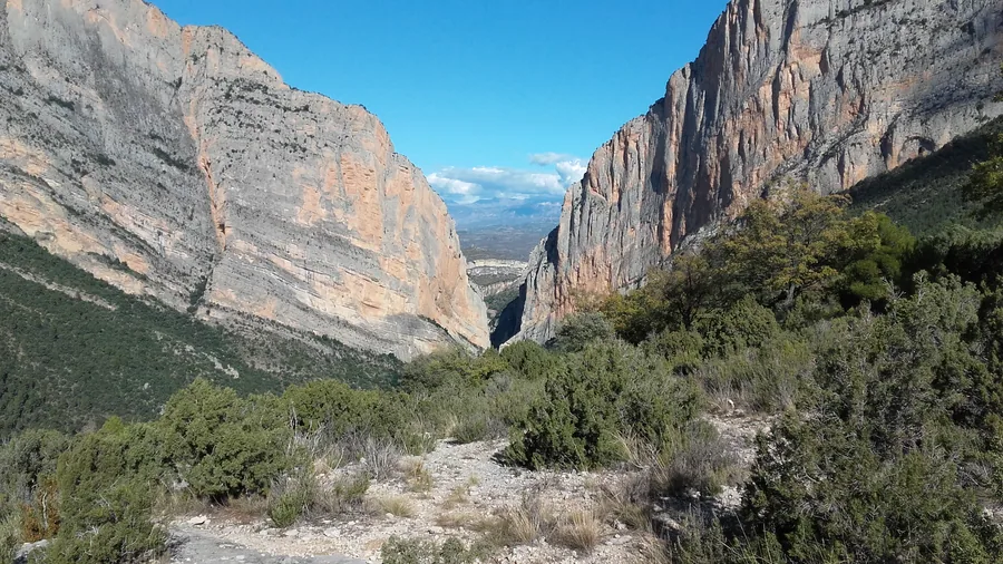 Paredes calizas verticales del Congost de Mont-rebei sobre el embalse de Canelles