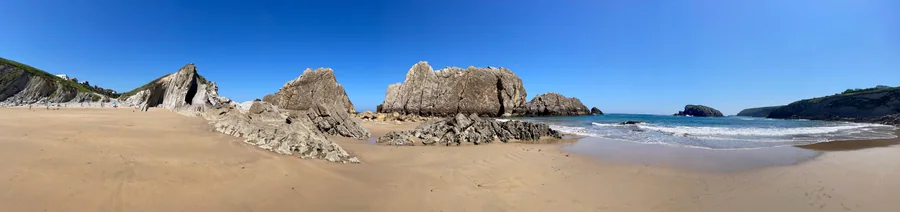 Playa de la Arnía con su plataforma de abrasión, hito central de la senda litoral de la Costa Quebrada