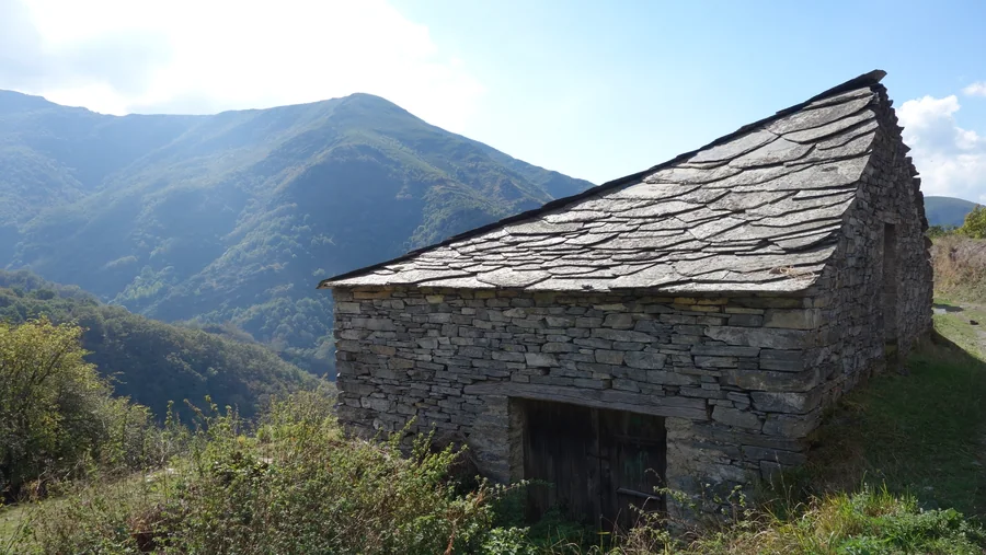 Casa de piedra tradicional cerca de la aldea de Moreda, inicio de la ruta