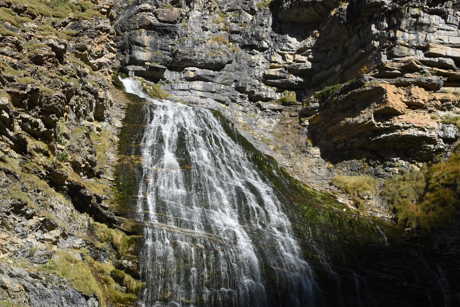 La cascada de la Cola de Caballo en otoño, al final del valle de Ordesa