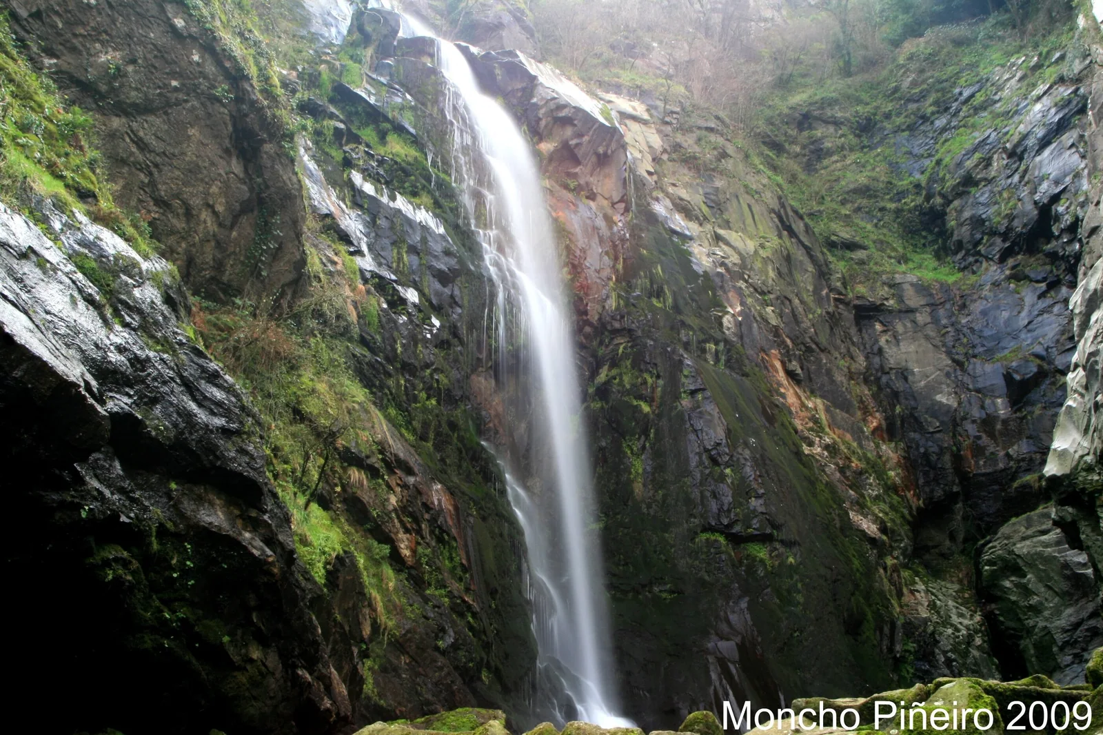 La Fervenza do Toxa con su largo salto vertical encajado entre roca y vegetación, una de las cascadas más altas de Galicia en caída libre