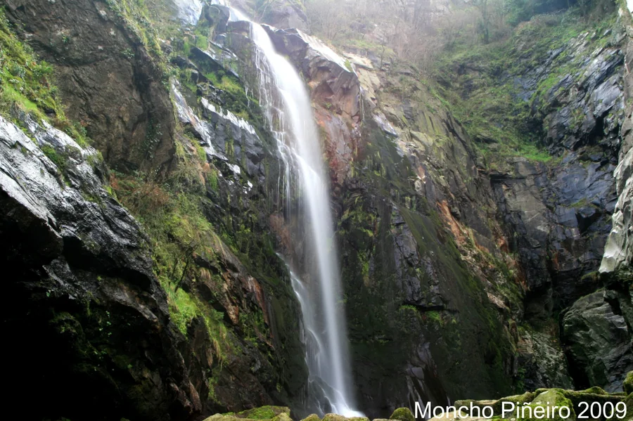 El largo salto vertical de la Fervenza do Toxa entre la roca y la vegetación del valle del Deza