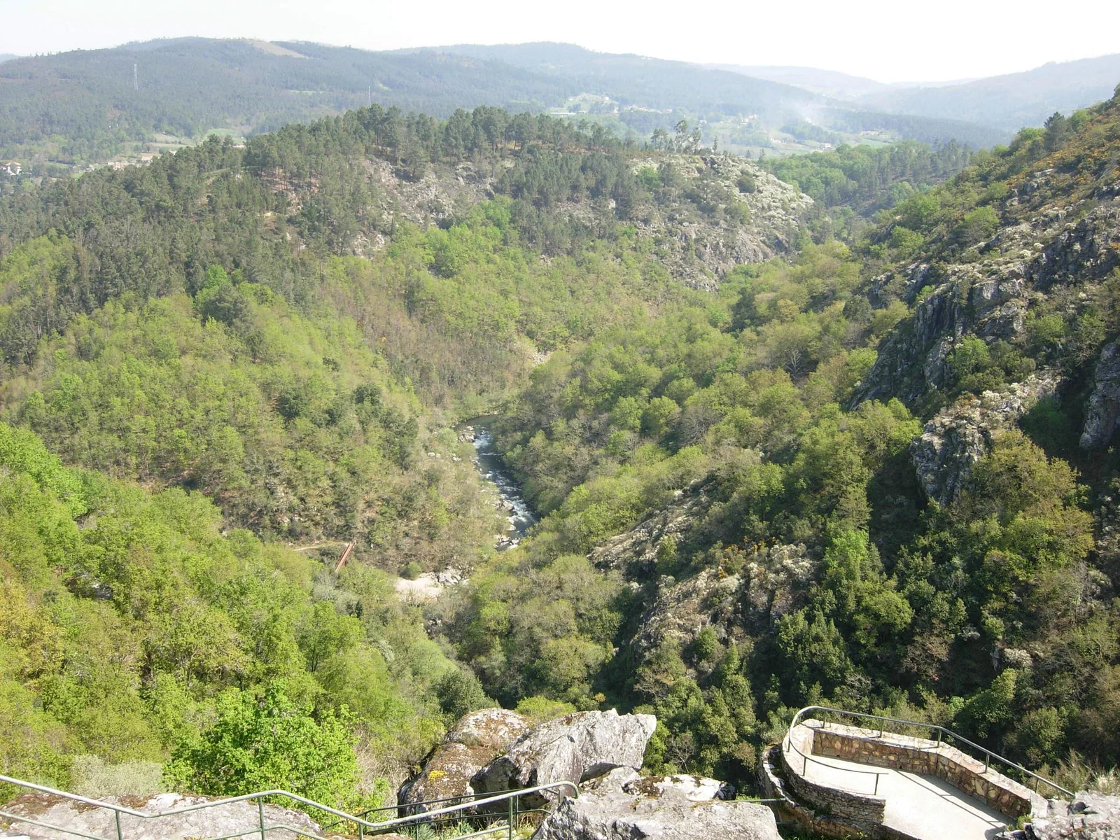Miradoiro da Fervenza do Toxa sobre grandes rocas, asomado a la cascada y a la confluencia del Toxa con el Deza