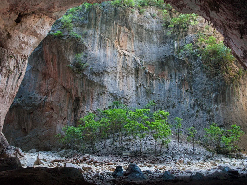 Cueva de la Ermita, covacha de toba en el fondo de la Garganta Verde, destino final del sendero