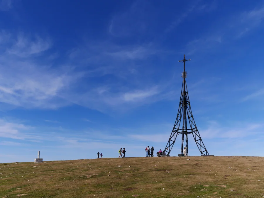 Cumbre del Gorbea (1.482 m) con la cruz de hierro de 17 metros, Parque Natural de Gorbeia
