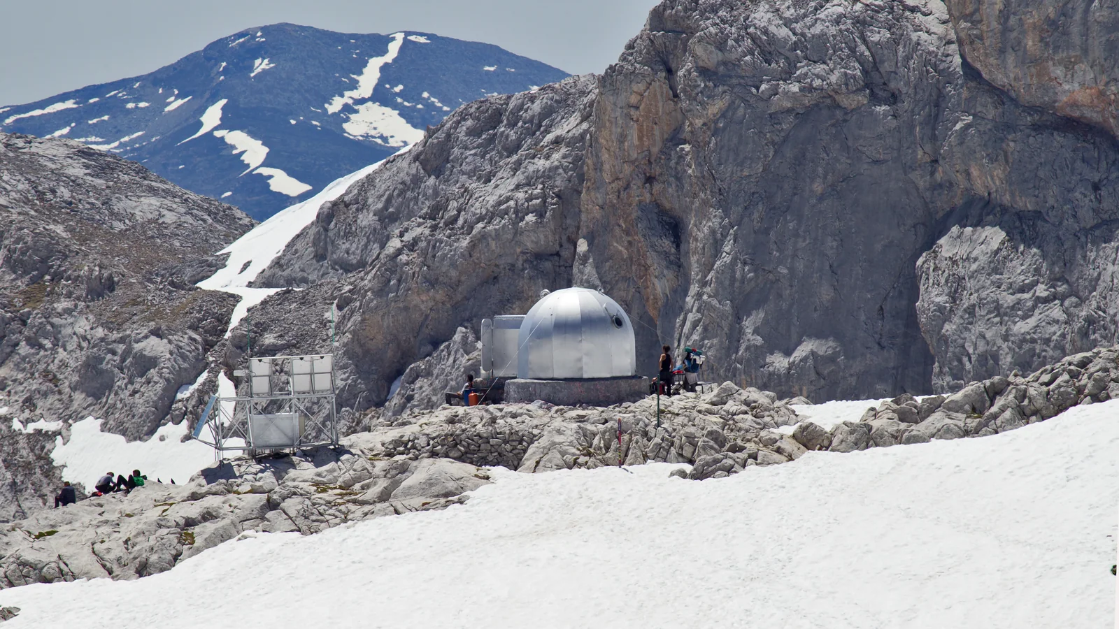 El refugio de Cabaña Verónica, la cúpula metálica de 6 plazas, visto desde Horcados Rojos