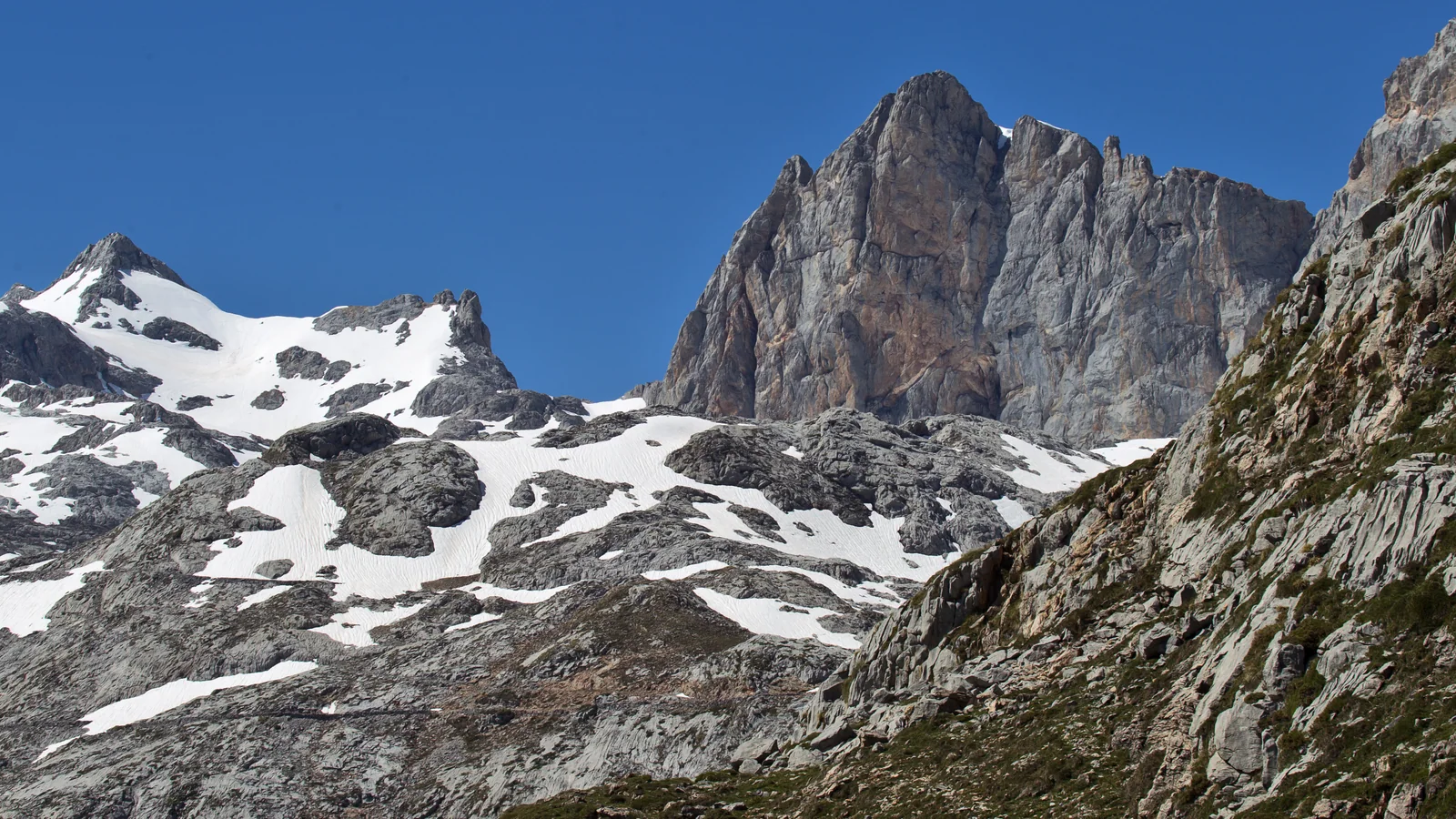 La Torre de los Horcados Rojos (2.506 m) sobre el collado, en los Urrieles