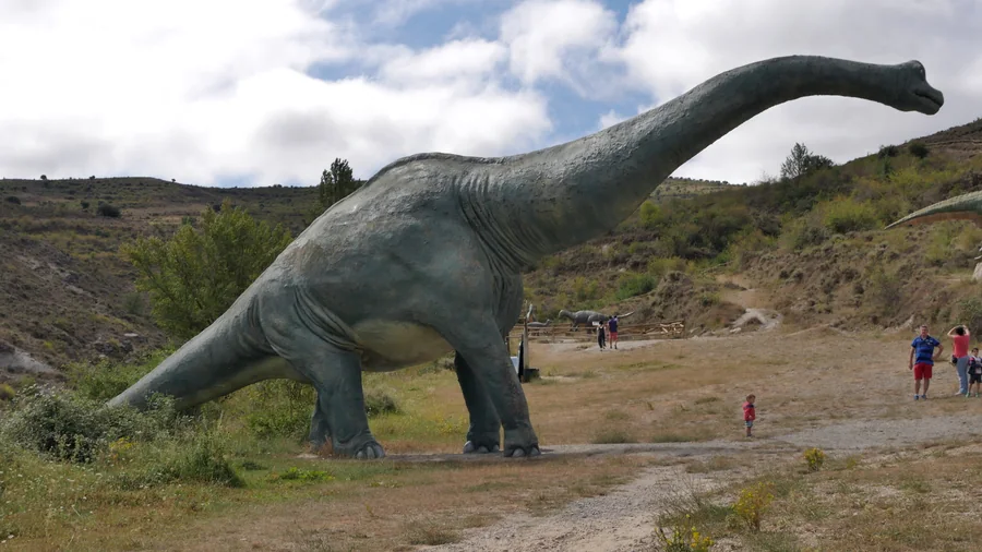 Réplica de braquiosaurio en Valdecevillo, una de las esculturas que jalonan la ruta de las icnitas