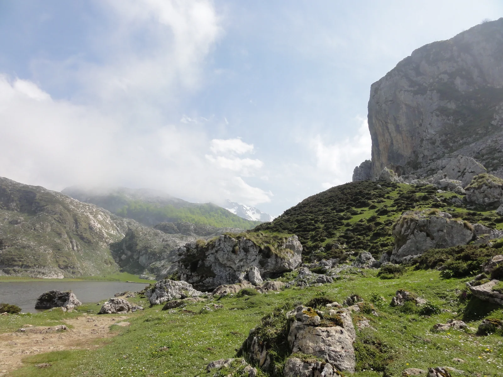 Lago de la Ercina, el más alto de los Lagos de Covadonga, rodeado de pastos de altura