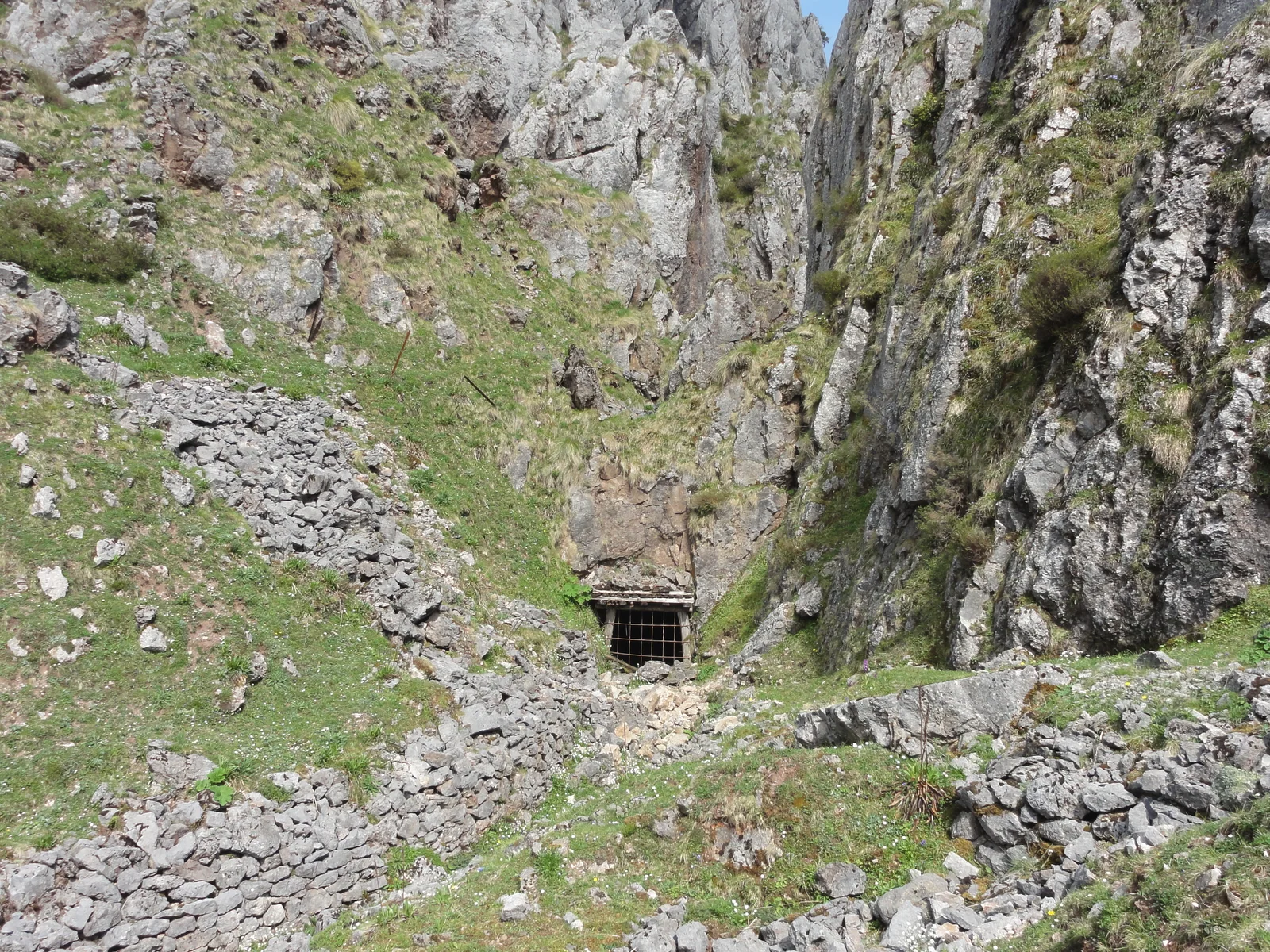 Antiguas minas de Buferrera, de hierro y manganeso, en la subida a los Lagos de Covadonga