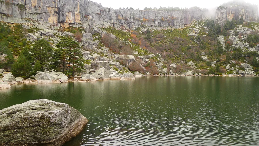 La Laguna Negra de Urbión al pie de su pared rocosa, Soria
