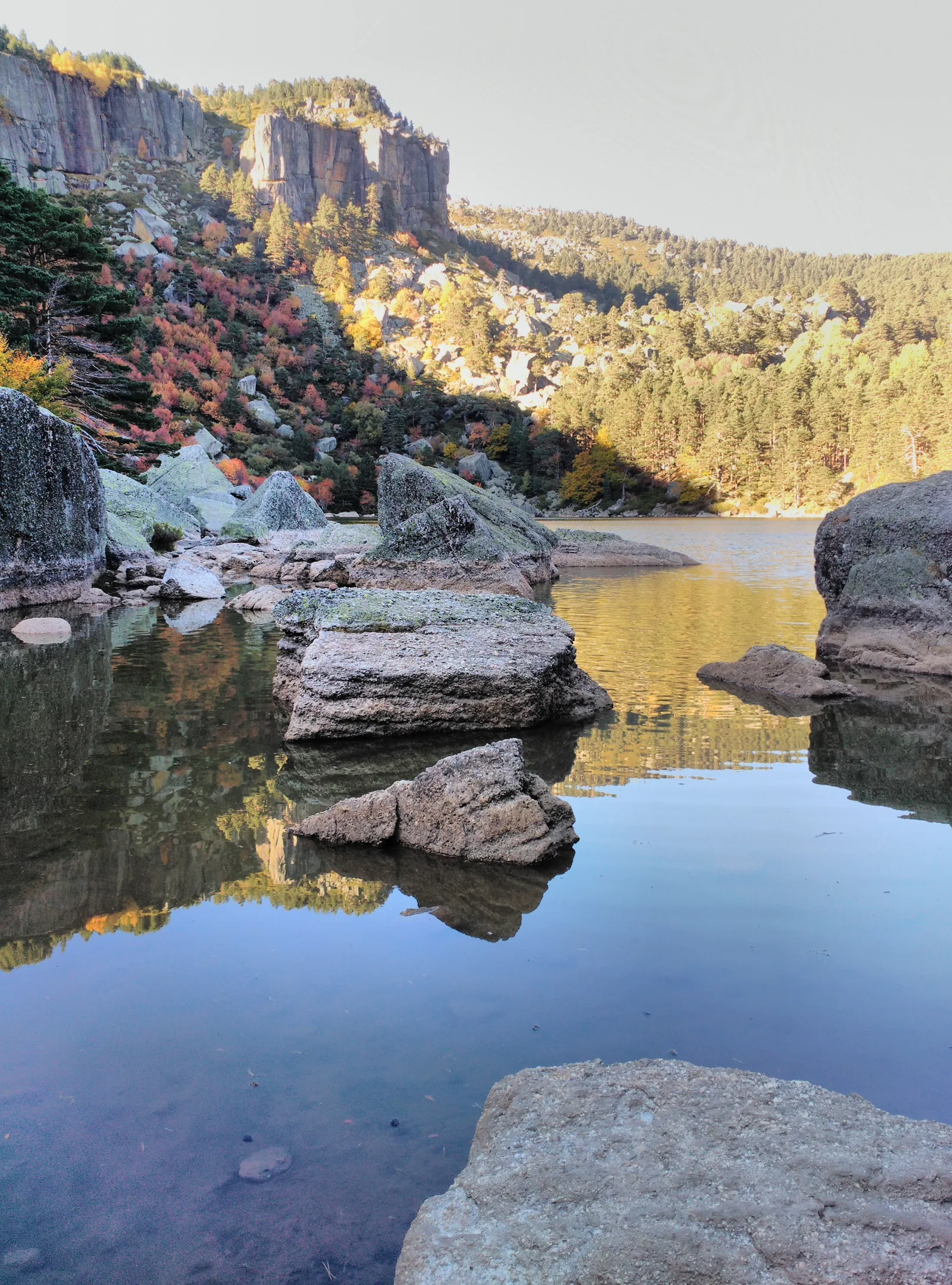 La Laguna Negra de Urbión con el bosque otoñal reflejado en sus aguas