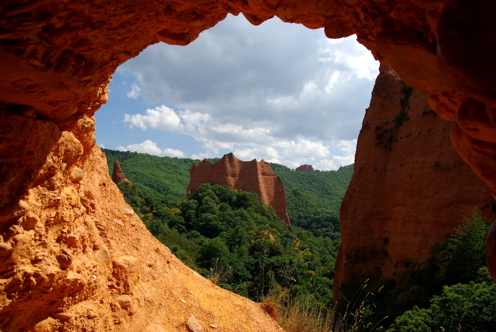 Arco de roca en los restos de la mina romana de Las Médulas