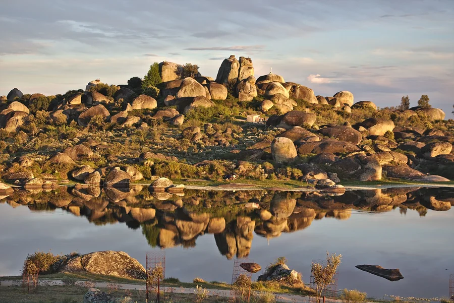 Bolos graníticos y charca del Monumento Natural de Los Barruecos, Malpartida de Cáceres, Extremadura