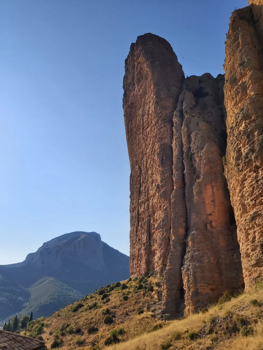 El Mallo Pisón, al pie del cual arranca la ruta, sobre el río Gállego