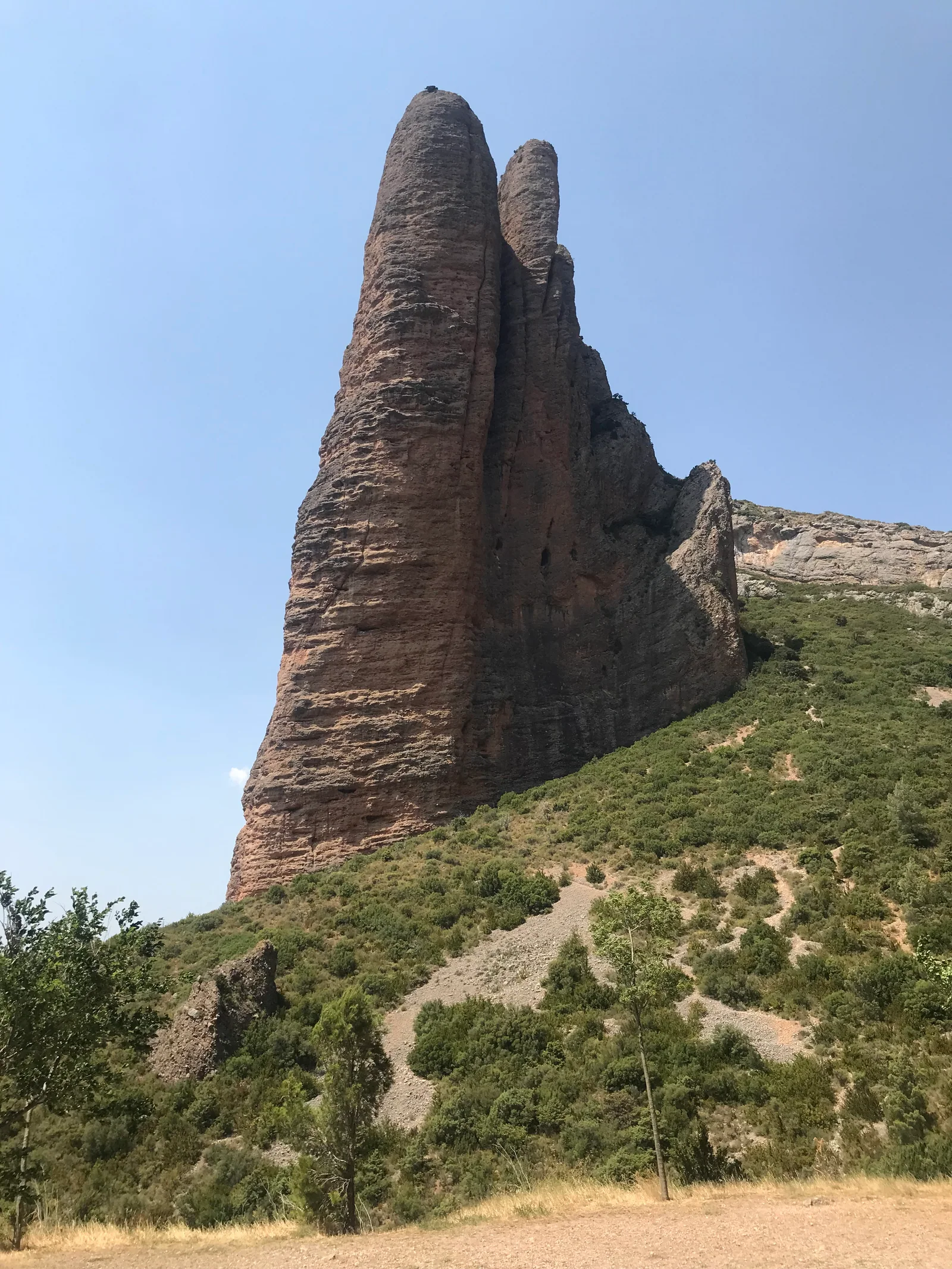 El Mallo Firé, la aguja más occidental y próxima al río, en los Mallos de Riglos, Huesca