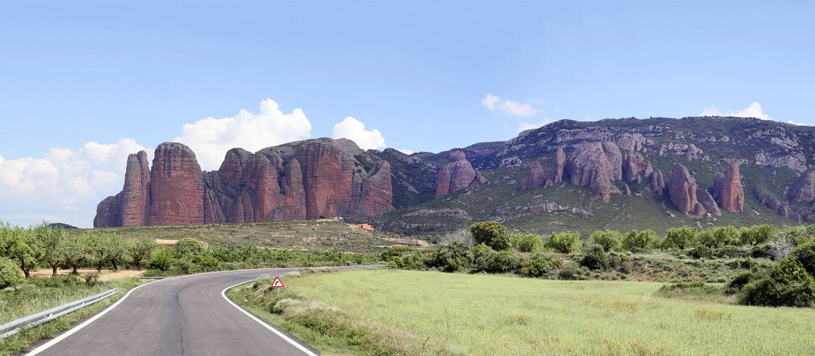 Vista panorámica lejana del frente de agujas de los Mallos de Riglos