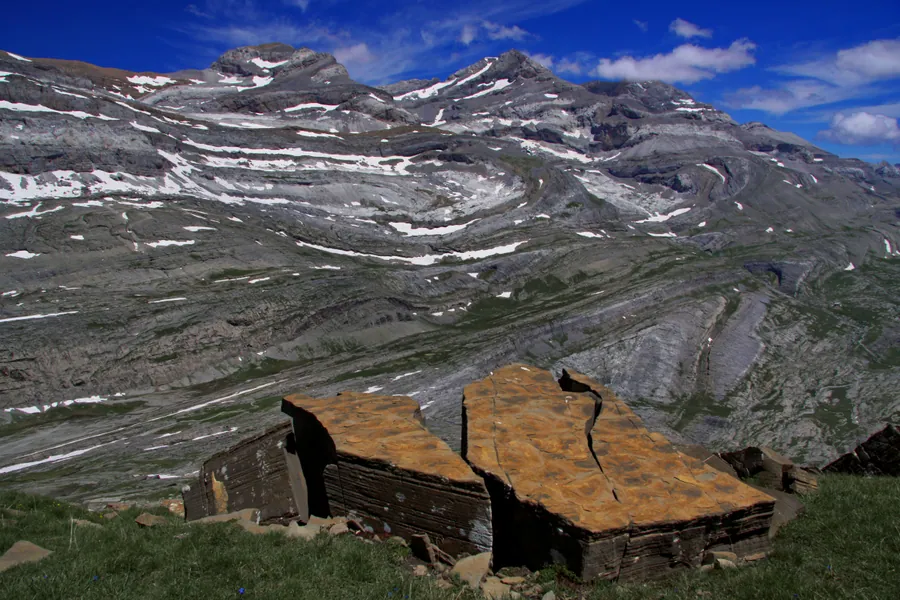 La cara sur del macizo de Monte Perdido en verano, con las capas de caliza plegada y los últimos neveros bajo las cumbres, vista desde el entorno de Góriz, Parque Nacional de Ordesa y Monte Perdido