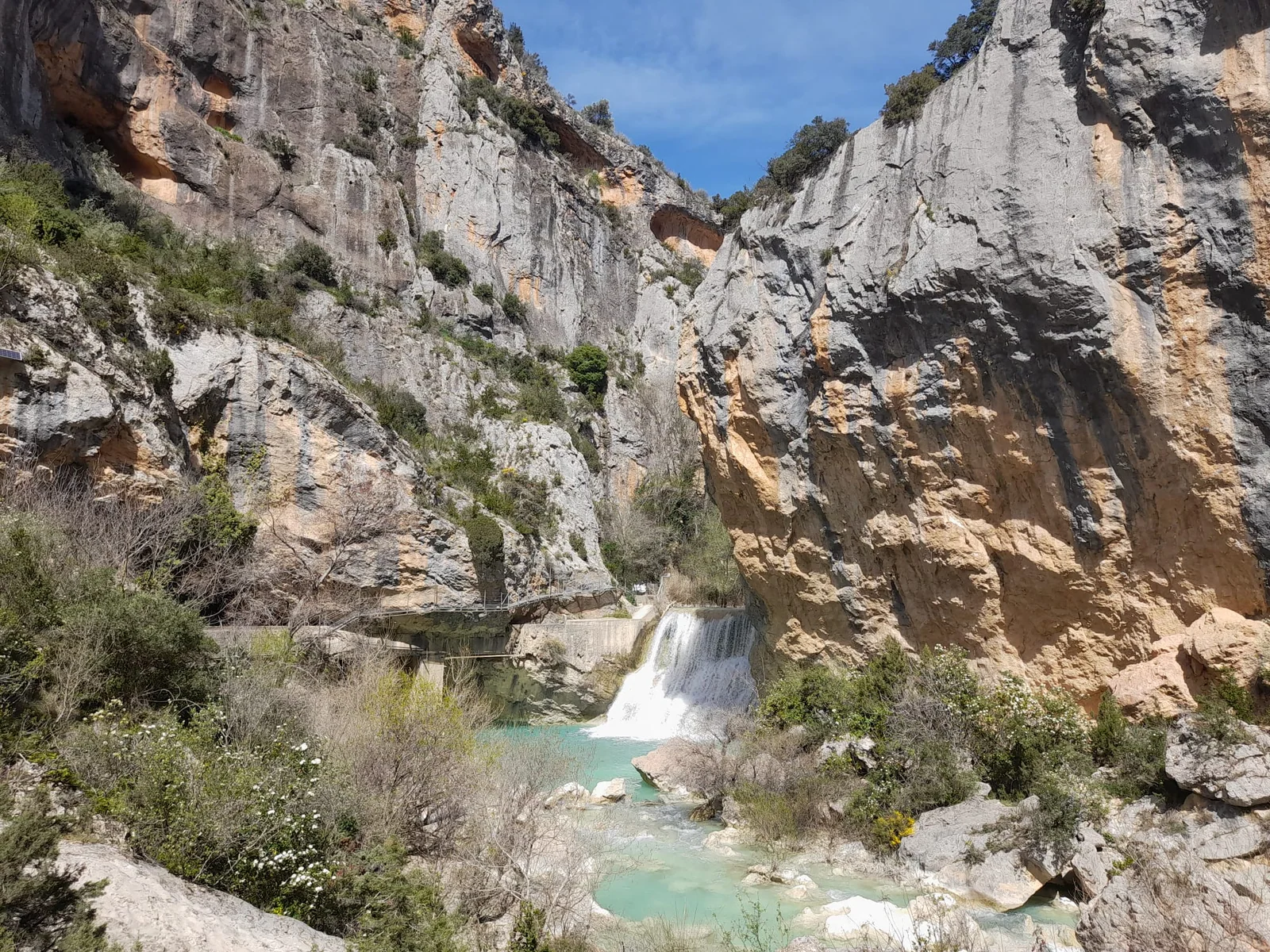 Azud sobre el río Vero en el fondo del cañón, uno de los hitos del recorrido de las pasarelas